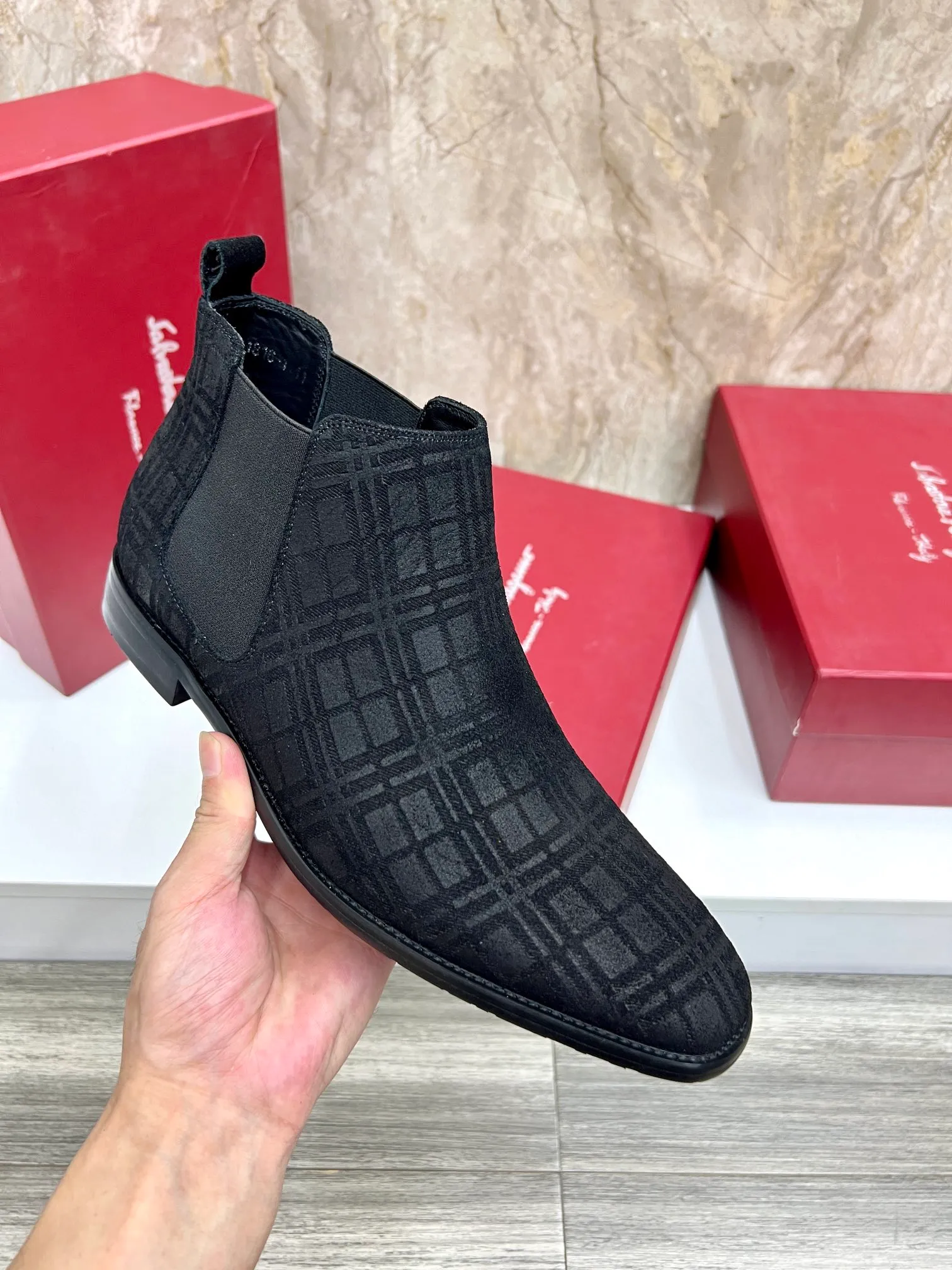 Original order quality: Men's shoes 💰700 Brand: Ferragamo (Ferragamo) One size larger: Men's size 38-44 (45 customized) Grade: Same style as the official website High-end men's shoes Material: Original cowhide, cowhide lining, original outsole Style category: Chelsea men's boots Fashion trend Color: Actual picture